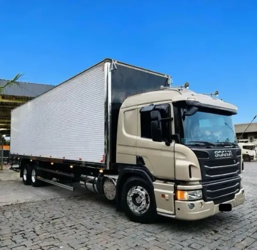 Scania P 310 6x2 ano 2016 Baú 10,75m