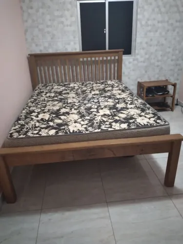 Cama de casal madeira maciça, por R$ 600,00, em ótimo estado. E colchão, por 100,00.