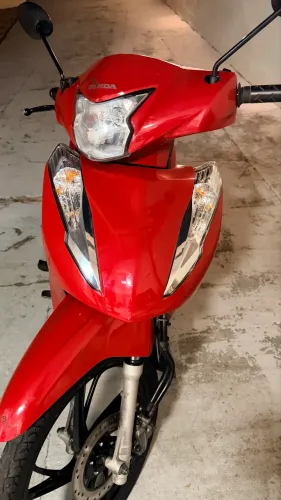 Moto Biz 125 vermelha 