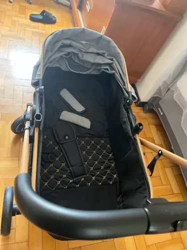 Vendo carrinho de bebê. Tipo berço.