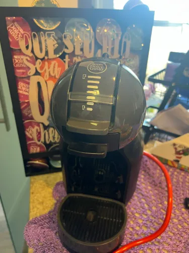 Cafeteira Nescafé Dolce Gusto + Porta Cápsulas e Cápsulas