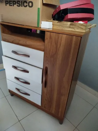 Cômoda com 1 porta, 4 gavetas e espaço para TV de até 32 polegadas.