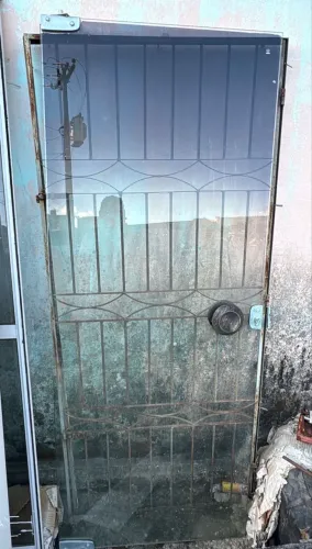 Porta de vidro com a grade