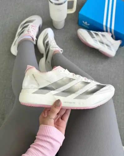 Tênis Adizero rosa e branco com placa 34 ao 39