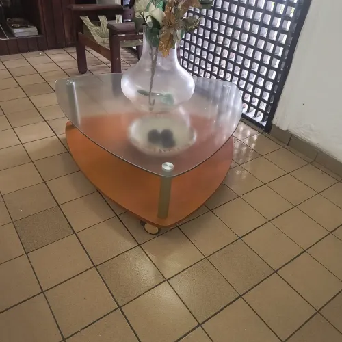 Centro de sala com vidro e madeira