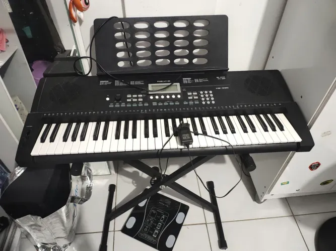 Teclado REVAS KB-330 com capa, pedal e tripé ? pouquíssimo usado