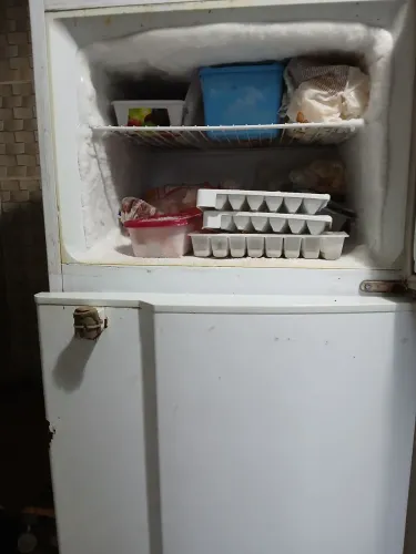 Vende -se geladeira antiga