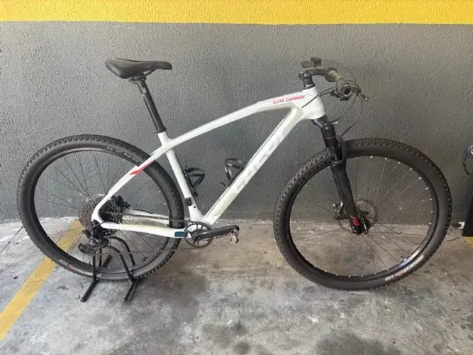 CALOI ELITE CARBON ARO 29 - SRAM EAGLE 12V - ROCKSHOX JUDY - TAMANHO 17
