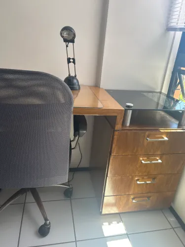Mesa de estudo com cadeira