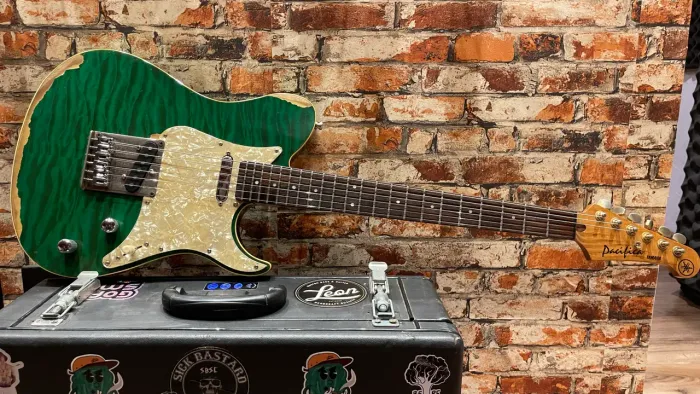 Guitarra Yamaha 402S 