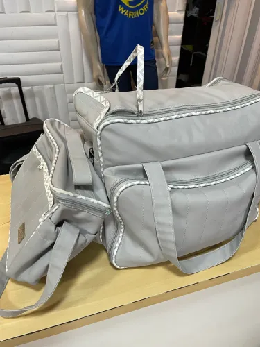Vendo berço novo 3  em 1 vira cama em perfeito estado mais kit bolsa e um bebê conforto 