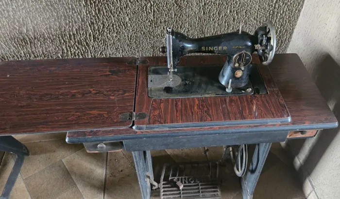 Maquina de costura Singer funcionando perfeitamente.