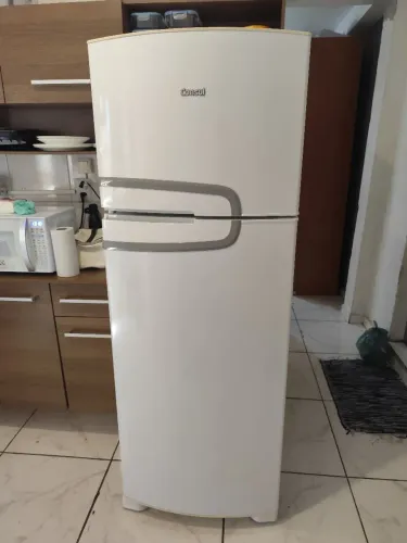 Geladeira Frost Free 340 litros, muito conservada e sem marcas de uso. 