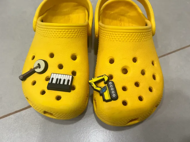 Crocs original amarelo tamanho 27