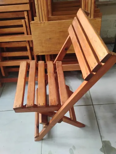 Conjunto de 1 mesa e 2 cadeiras, dobrável de madeira