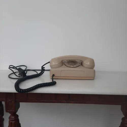 Telefone antigo de mesa com disco Bege