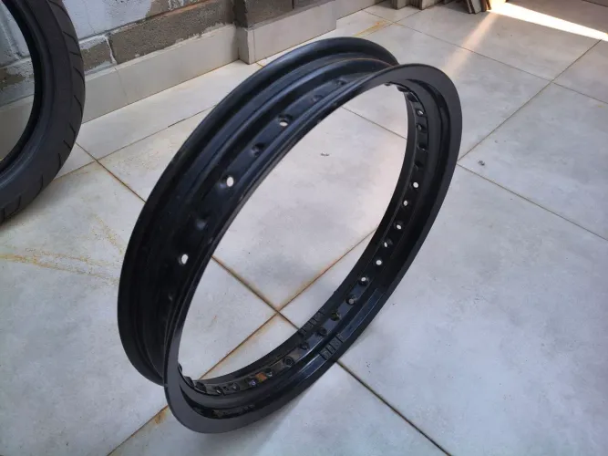 Roda dianteira original Royal Enfild GT 650 Preta e outras