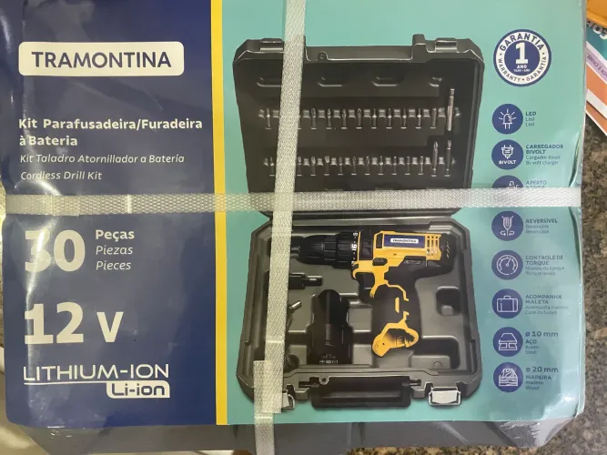 Parafusadora/furadeira nova na caixa