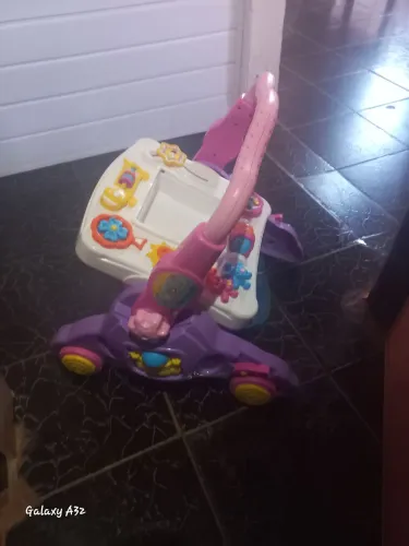 Vendo andador de menina, bem conservado, toca música, bem eficiente por 85 .