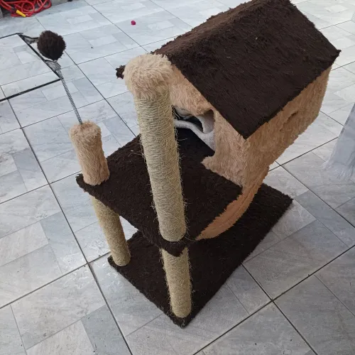 Arranhador para gatos de dois andares.
