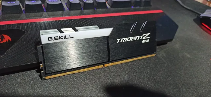 Memória ram ddr4 1x8gb gskill trident z rgb
