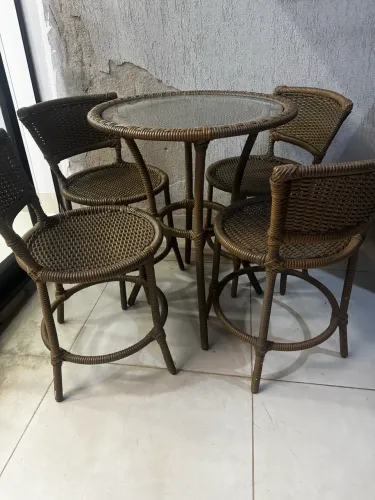 Mesa com 4 cadeiras de fibra sintética