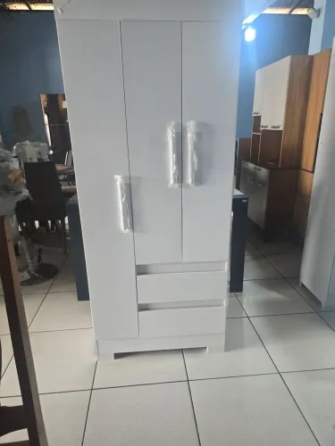 Guarda- roupa 3 portas e 2 gavetas 690 reais