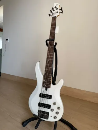 Baixo Yamaha TRBX505 Branco 5 Cordas Ativo/Passivo + Bag