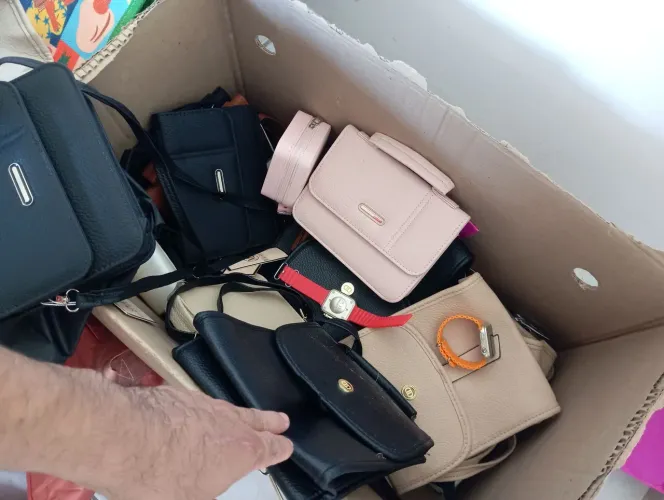 Vendo 22 bolsas de vários modelos, garrafas, kits de cozinha, e outras coisas mais.