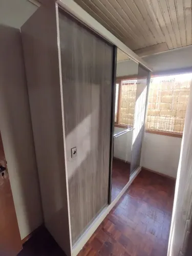 Roupeiro Grande, com Portas de correr e Espelho!