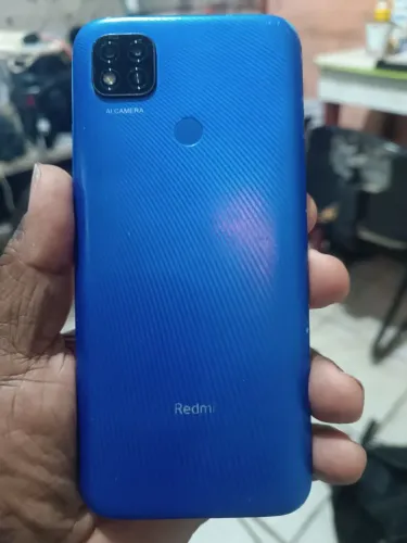 Vendo um celular Redmi 9, 128givas de memória e 4gigas de Ram. Usado.