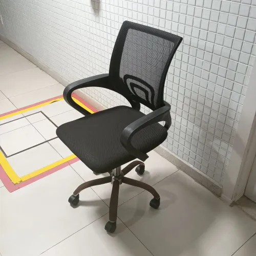Cadeira de escritório em perfeito estado de funcionamento.