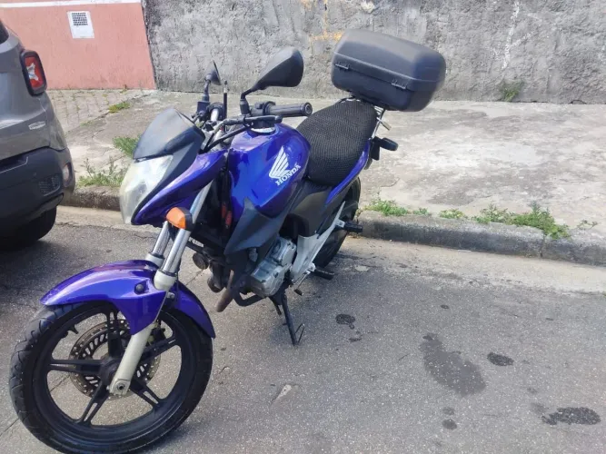 Vendo cb300 tabela 11.600,00 quero 10.000,00 não levo em nenhum lugar