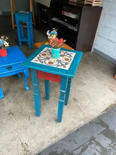 Mess auxiliar rustica em madeira maciça com patina envelhecida