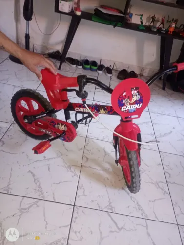Vendo bicicleta infantil aro 12,só está faltando as rodinhas de apoio