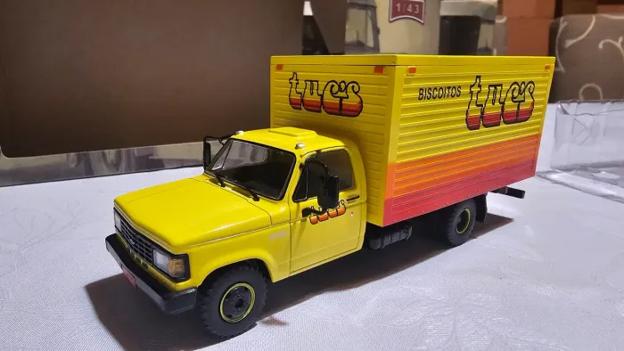 Miniatura Caminhões Brasileiros Chevrolet D-40 Baú Biscoito Tuc's Ed.47