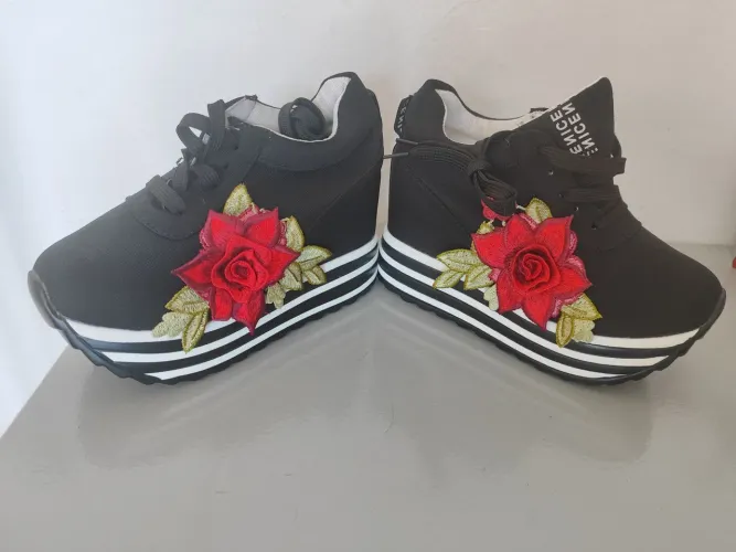 TÊNIS FEMININO PLATAFORMA LACRADO