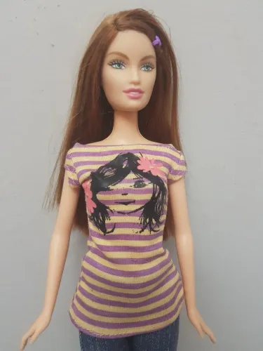 Boneca Barbie Fashion Fever Drew calça jeans e blusa listrada