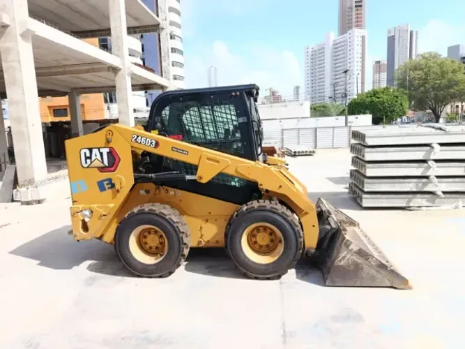 MINI CARREGADEIRA CATERPILLAR CAT 246D - ANO 2019 - APENAS 2.739,40 HORAS