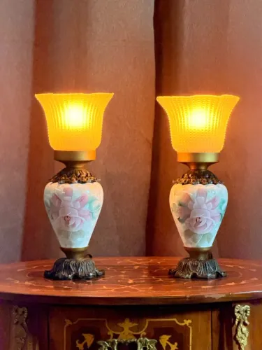 Par de Abajures Antigos em Porcelana Floral com Tulipa de Vidro - Vintage Clássico