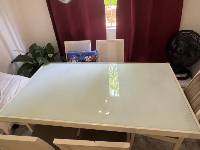 MESA LAQUEADA BRANCA COM CADEIRA