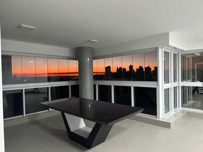 Mesa Preta com Tampo de Vidro 2.40