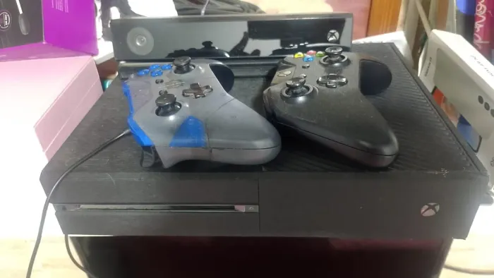 Xbox one 1TB, kitnet, 2 controles com carregador