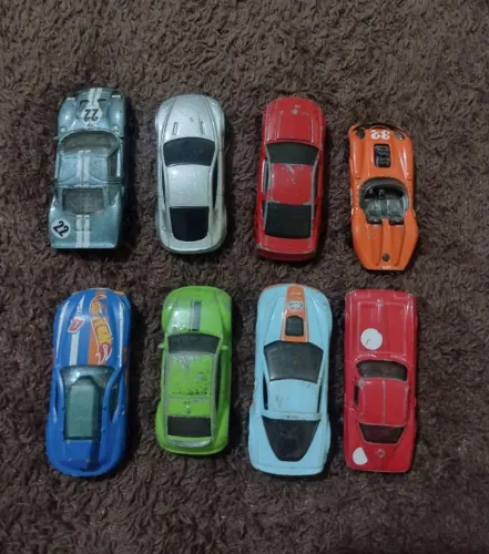 Lote com 8 Carrinhos Hot Wheels - Modelos Diversos