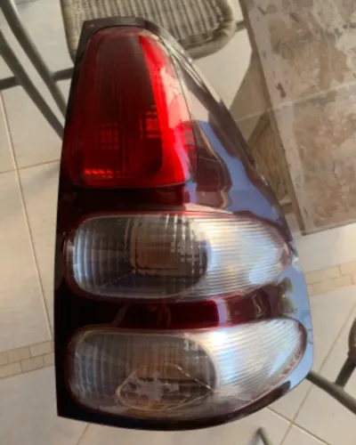 Lanterna traseira LD Toyota Prado com detalhe