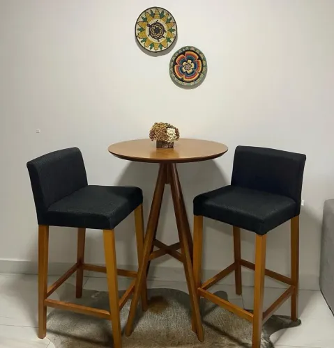 Título: Conjunto Mesa Alta com Banquetas Tok&Stok em Madeira Maciça