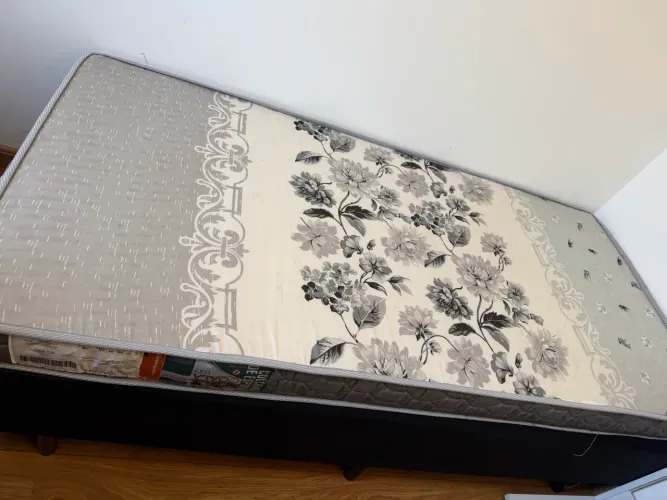 Cama de solteiro + colchão em ótimo estado