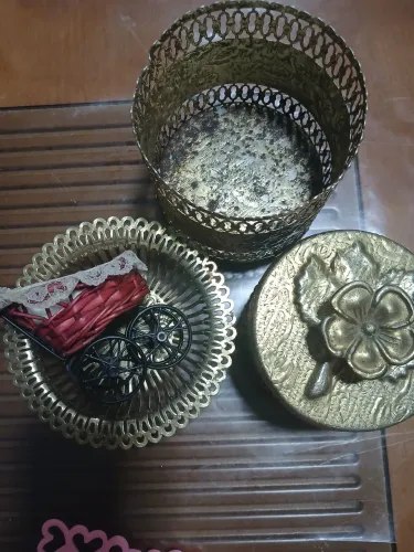 Reliquias em metal fenestrado