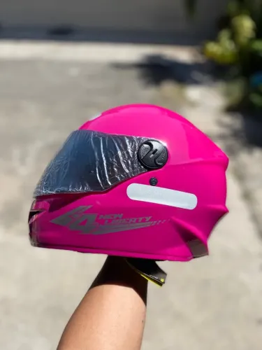 Capacete para moto rosa