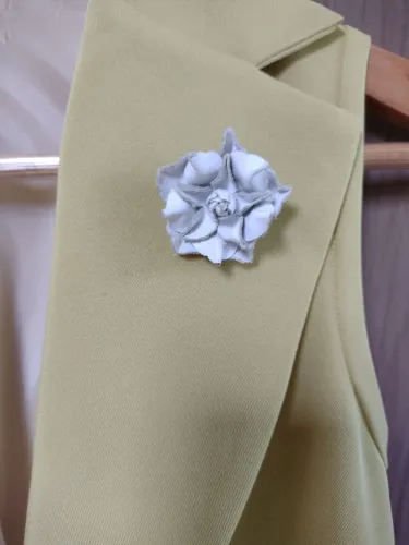 Broche em flor de couro legítimo